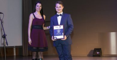 Ученикът Ясен Пенчев получава отличието си "Габровец на годината 2018" © Габрово Daily