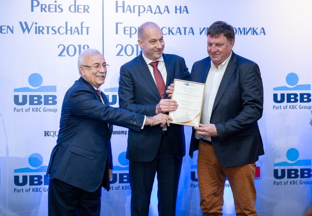 Томас Фройндорфер вляво) от „Габинвест“ ЕООД получава отличие в категория "Социален ангажимент"на Наградата на германската икономика за 2018 г. © ГБИТК