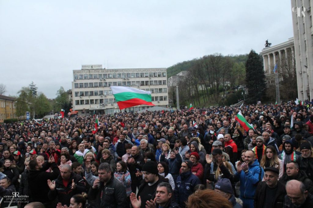 Протест на площад "Възраждане" в Габрово, 13 април 2019 © Радослав Първанов