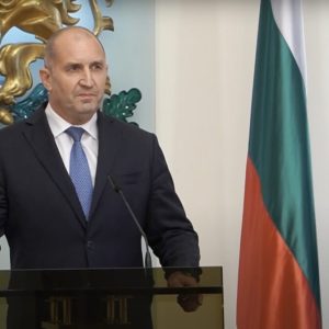 Българите търсят сигурност и лидер, Радев им предлага „силна ръка“