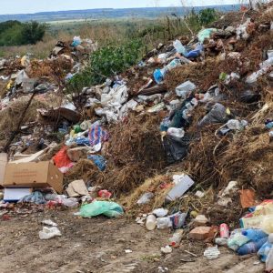 Жители на благоевградско село излизат на протест заради „планина“ от боклук