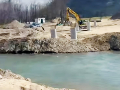 Над р.Стряма се строи нов мост, но коритото на реката още не е почистено