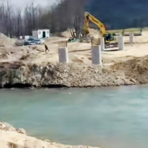 Над р.Стряма се строи нов мост, но коритото на реката още не е почистено