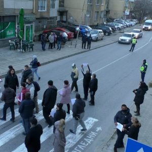 Протест в Смолян затвори главния път за Мадан заради разкопана по водния цикъл улица