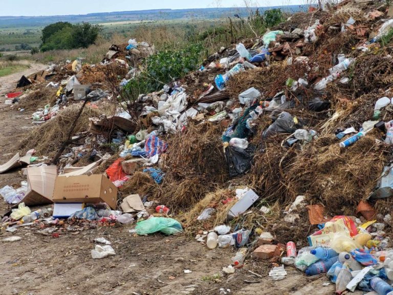 Жители на благоевградско село излизат на протест заради „планина“ от боклук