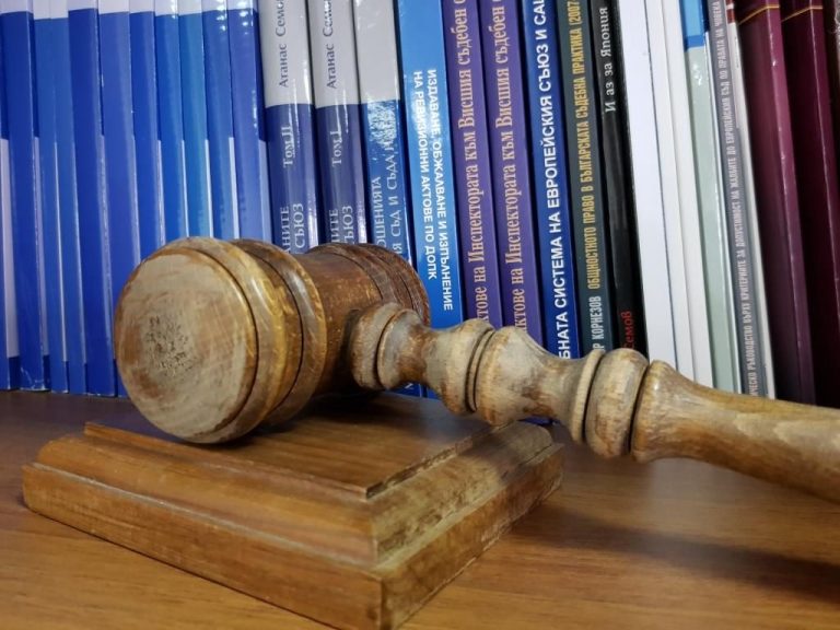 Съдиите в Дупница поискаха други магистрати да гледат делото на шефа на полицията срещу кмета на общината